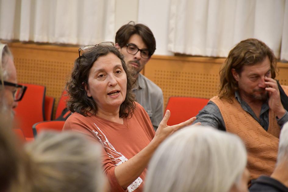 Cineforo "Identidad y cultura indígena en Uruguay; los pueblos charrúa y chaná" público en el intercambio posterior a las proyecciones