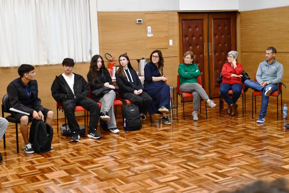 Grupo de estudiantes de secundaria en la charla con Sara y Aníbal Simón Méndez Grupo de estudiantes de secundaria en la charla con Sara y Aníbal Simón Méndez