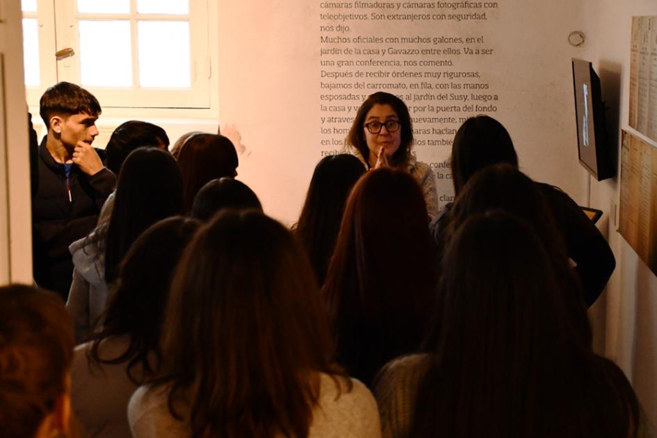 estudiantes durante la visita al Sitio de Memoria ex SID estudiantes durante la visita al Sitio de Memoria ex SID
