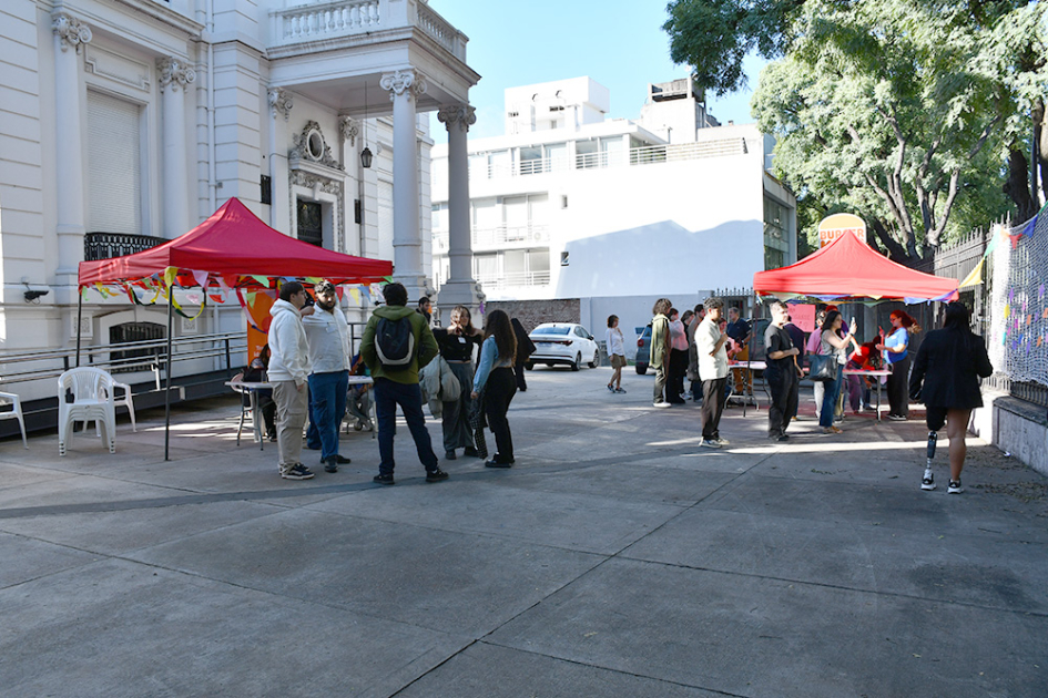 Frente de la sede de la INDDHH con dinámicas de taller de la asamblea