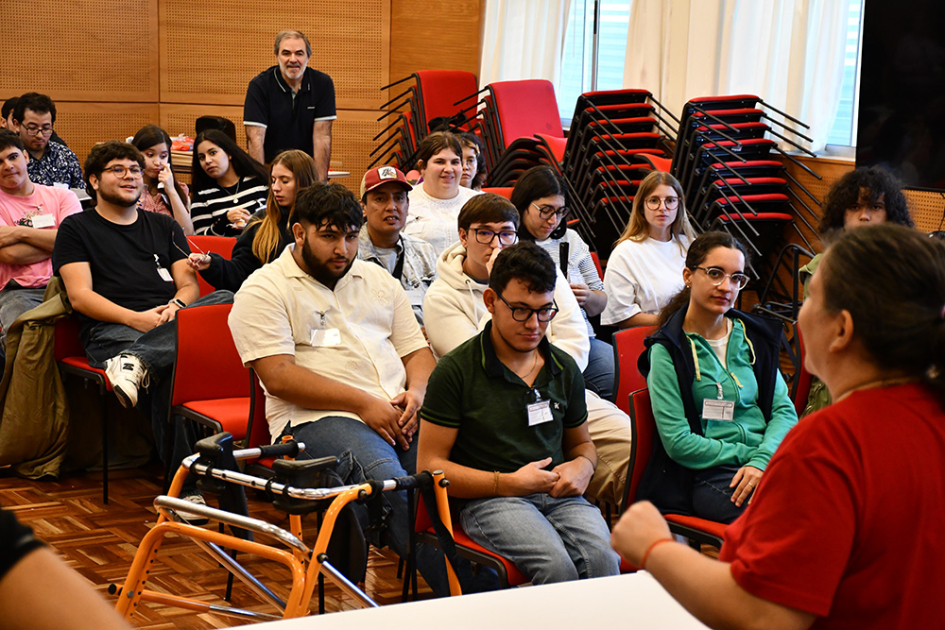 participantes de la asamblea en el Salón de Actos de la INDDHH