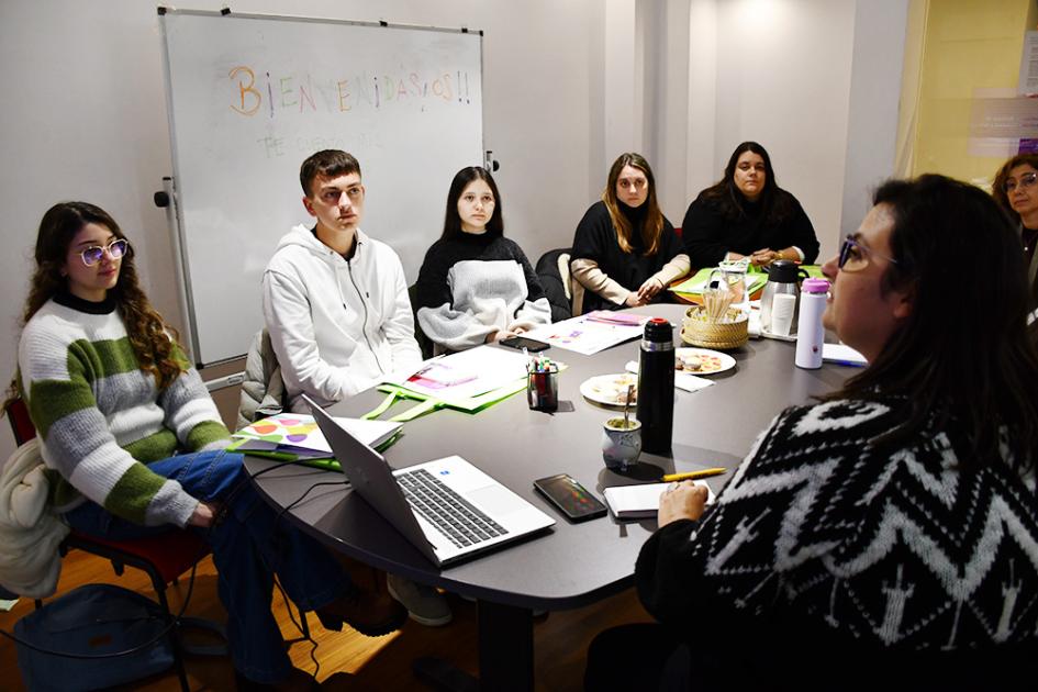 Capacitación a estudiantes en el marco del proyecto persistencia en los índices de femicidios y VBD Capacitación a estudiantes en el marco del proyecto persistencia en los índices de femicidios y VBD