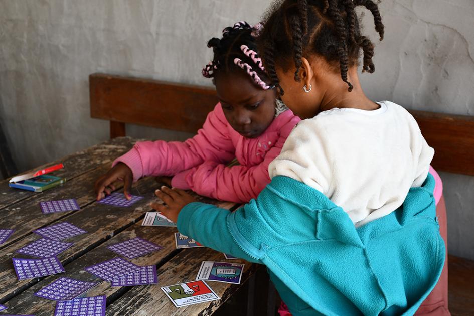 Visita al barrio Nuevo San Miguel dos niñas con los juegos de la INDDHH