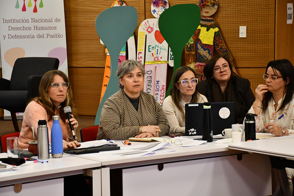 Directoras Jimena Fernández y Carmen Rodríguez junto a los equipos de trabajo