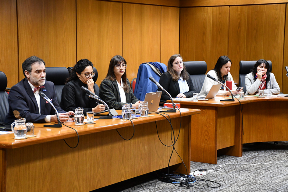 Representantes de ACNUR y Luciana Oholeguy de la Unidad de Migración de la INDDHH