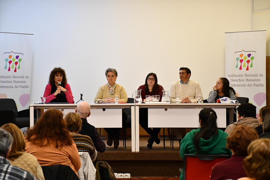 Por INDDHH: A. Mazzei, directora J. Fernández, K. Sass; por el Consejo Asesor A. Pérez y N. Guarneri