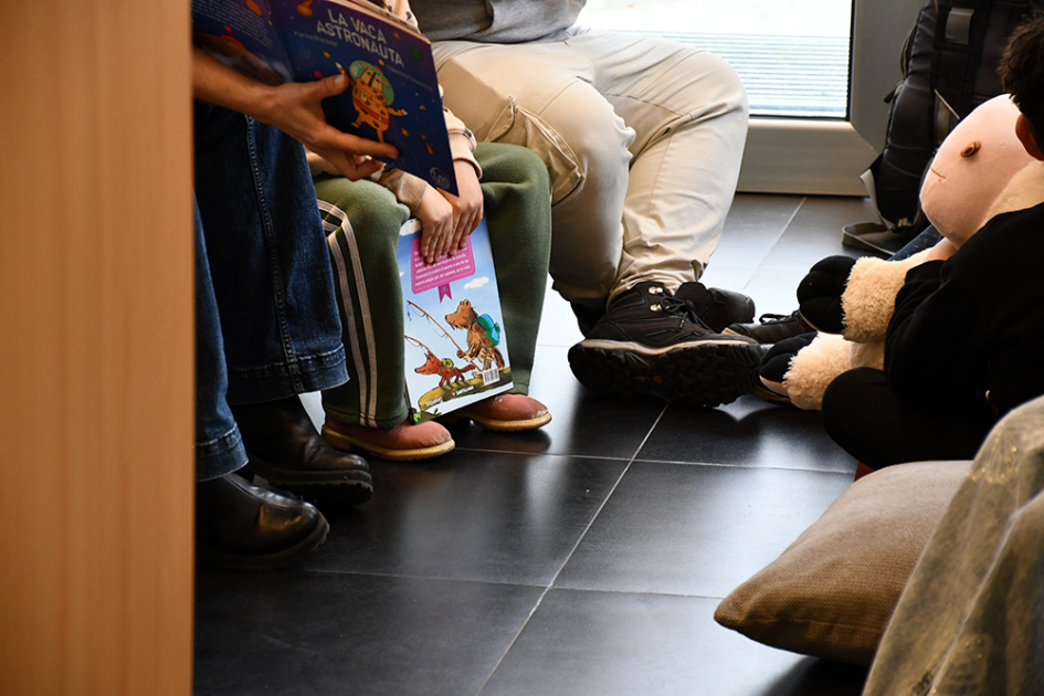 actividad de promoción de la lectura en la INDDHH niños en la biblioteca de la INDDHH