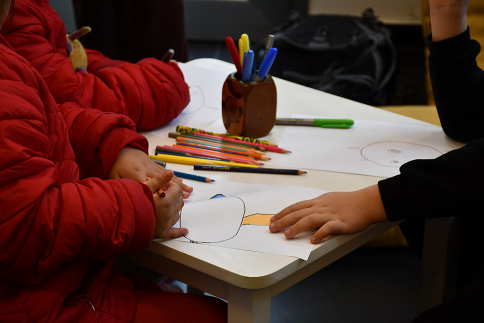 actividad de promoción de la lectura en la INDDHH niños dibujando