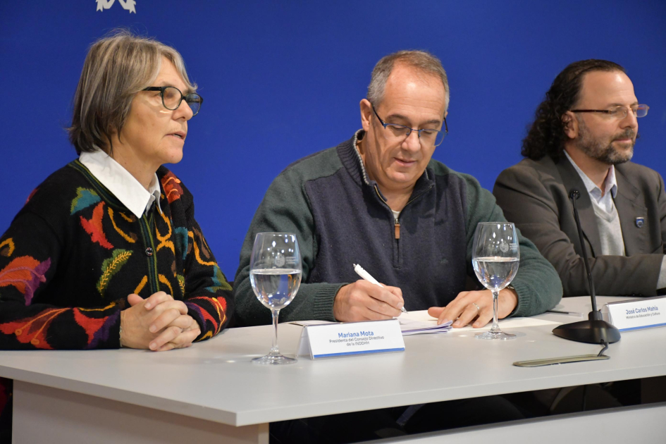 Firma del ministro de Educación y Cultura, José Carlos Mahía
