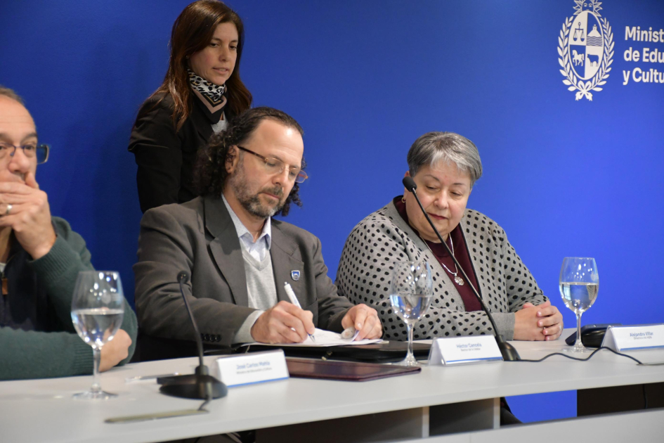 Firma del rector de la Udelar, Héctor Cancela