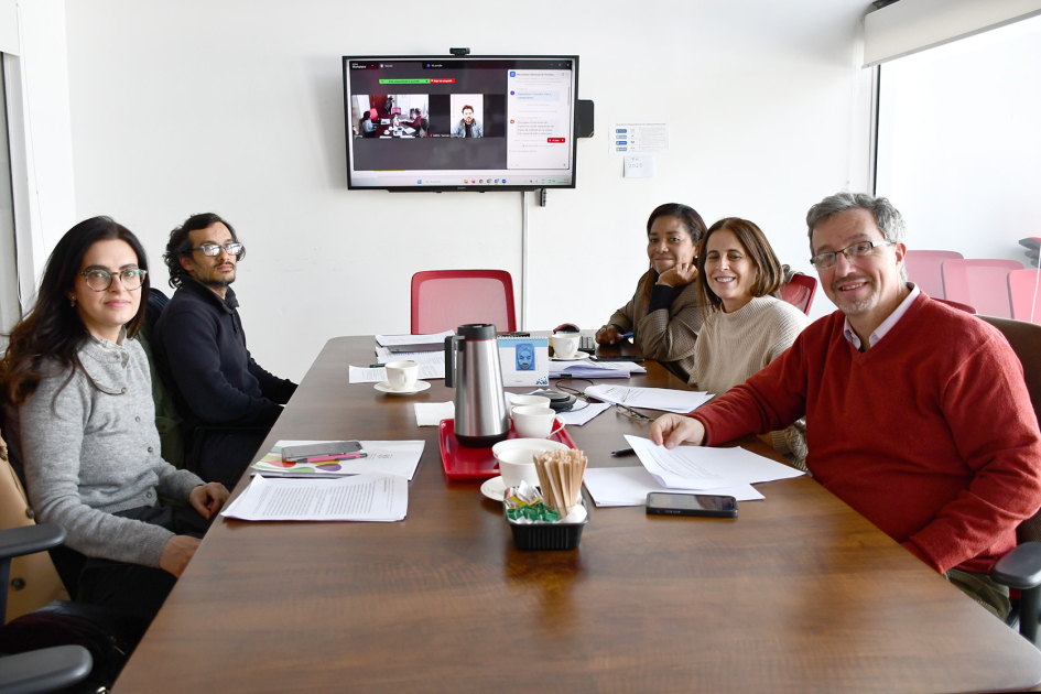 Participantes del grupo en torno a una mesa