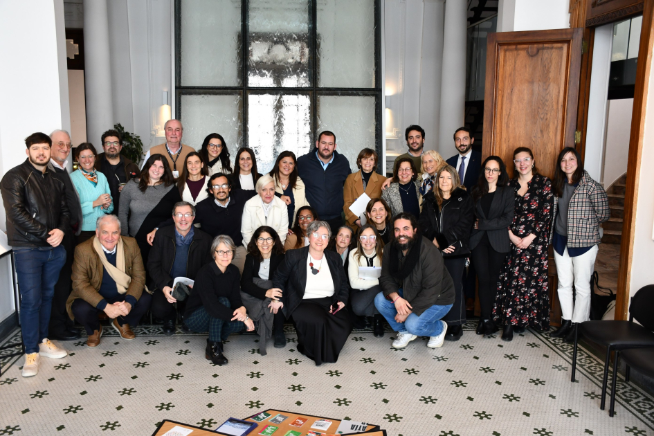 Foto familiar con todas las personas participantes Foto familiar con todas las personas participantes