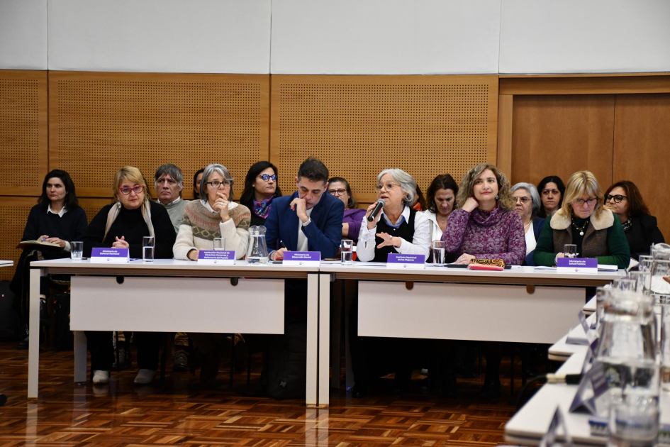 Sandra Lazo, Mariana Mota, Federico Graña, Mónica Xavier, Leticia Benedet y Cristina Lustemberg Mesa de apertura de la sesión del Consejo Nacional de Género