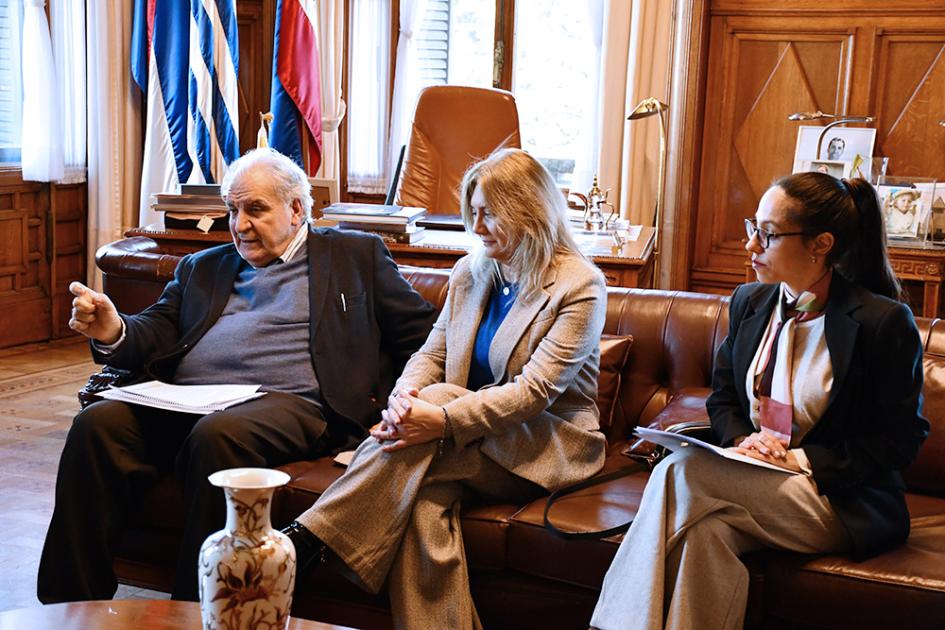 Juan Miguel Petit, Comisionado Parlamentario, junto a funcionarias de la Oficina de CPP y INDDHH-MNP Juan Miguel Petit, Comisionado Parlamentario, junto a funcionarias de la Oficina de CPP y INDDHH-MNP