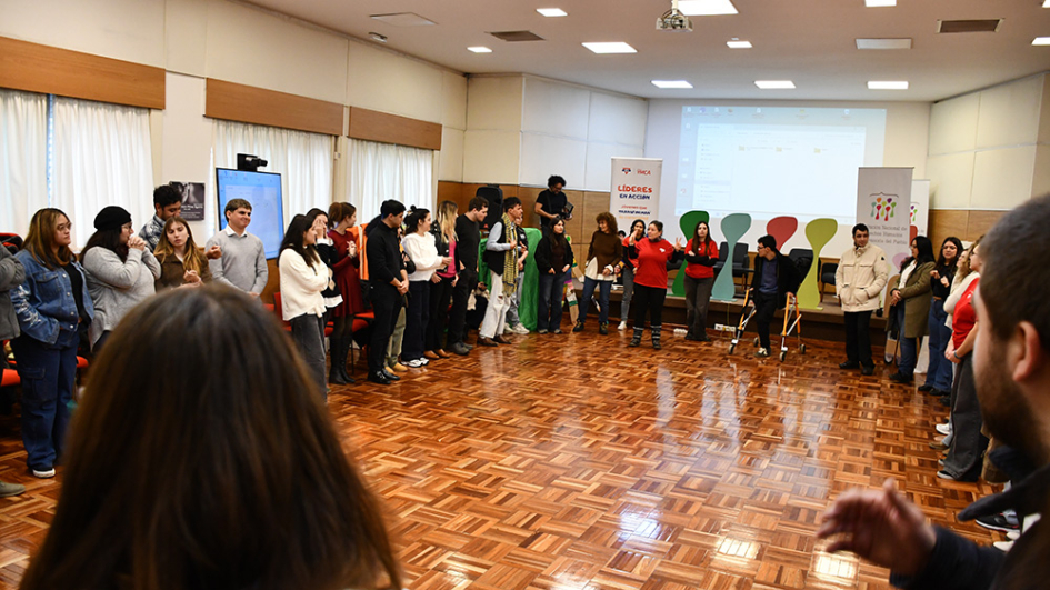 Dinámicas grupales Participantes en ronda en dinámica de la jornada