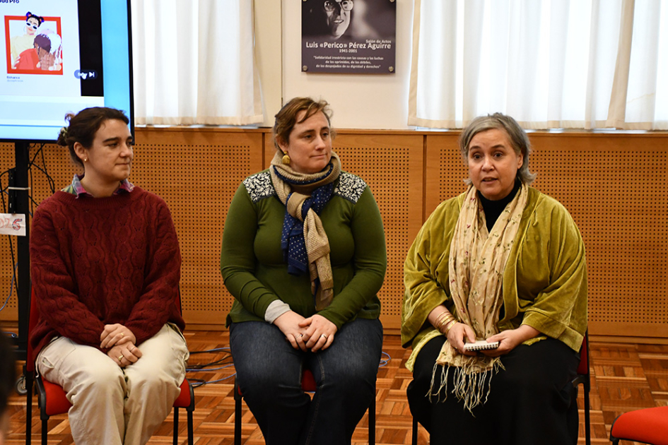equipo organizador del taller junto a la directora de la INDDHH, Jimena Fernández