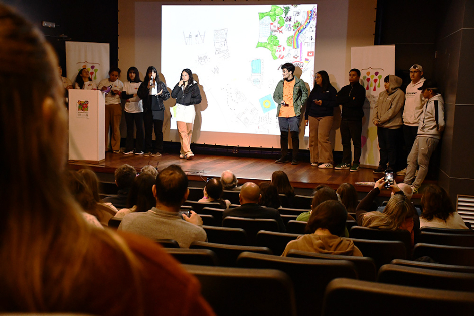 Jóvenes presentando lo trabajado en el eje infancia y adolescencia