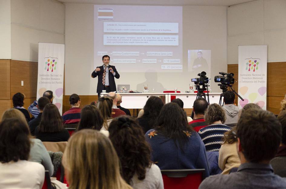 Mondelli desarrollando el marco teórico desde el escenario