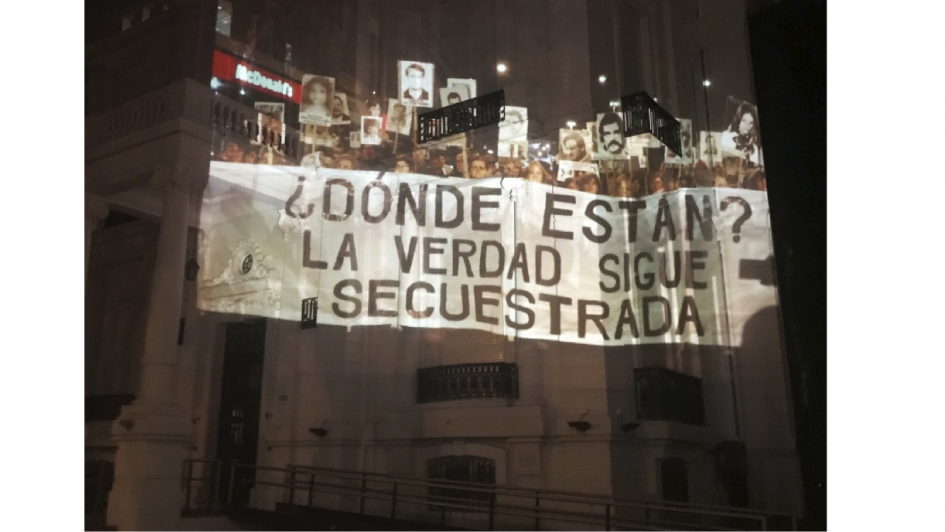 Donde estan_Fachada de la INDDHH con la leyenda LA VERDAD SIGUE SECUESTRADA proyectada sobre el edificio Donde estan_Fachada de la INDDHH con la leyenda LA VERDAD SIGUE SECUESTRADA proyectada sobre el edif