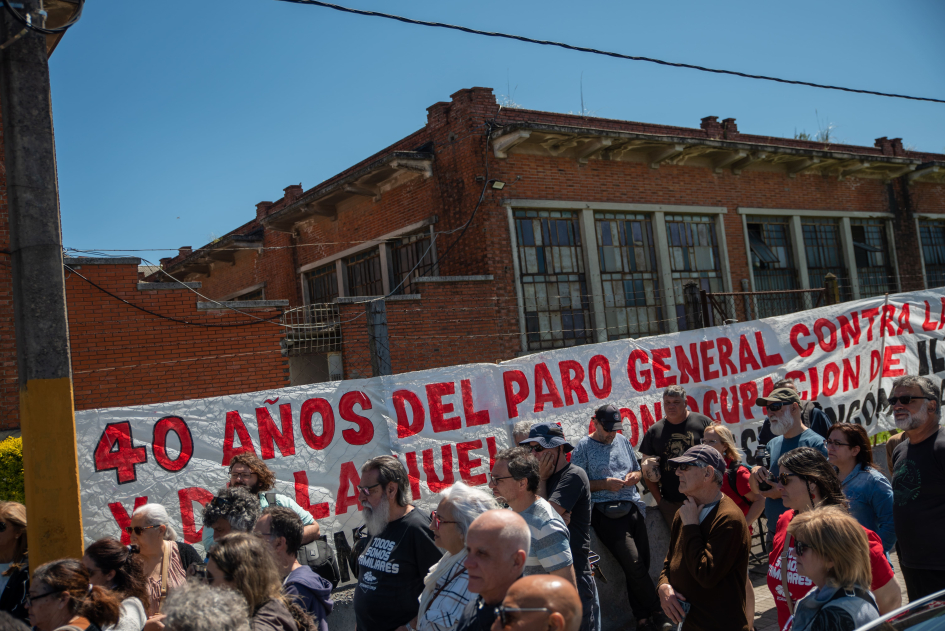 Inauguración de la señalización de memoria en el frente de la ex ILDU en la calle Veracierto 3127. 