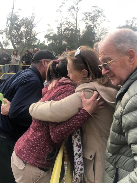 Familiares agradeciendo al equipo de antropólogos Familiares agradeciendo al equipo de antropólogos