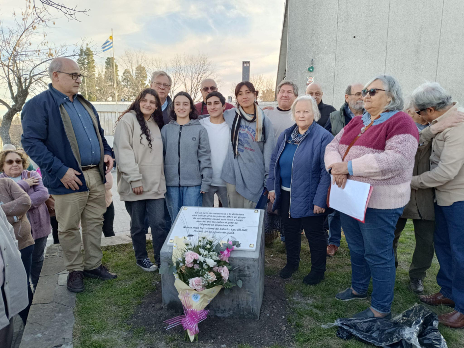 Acto inauguración de la placa en la ciudad de Florida.