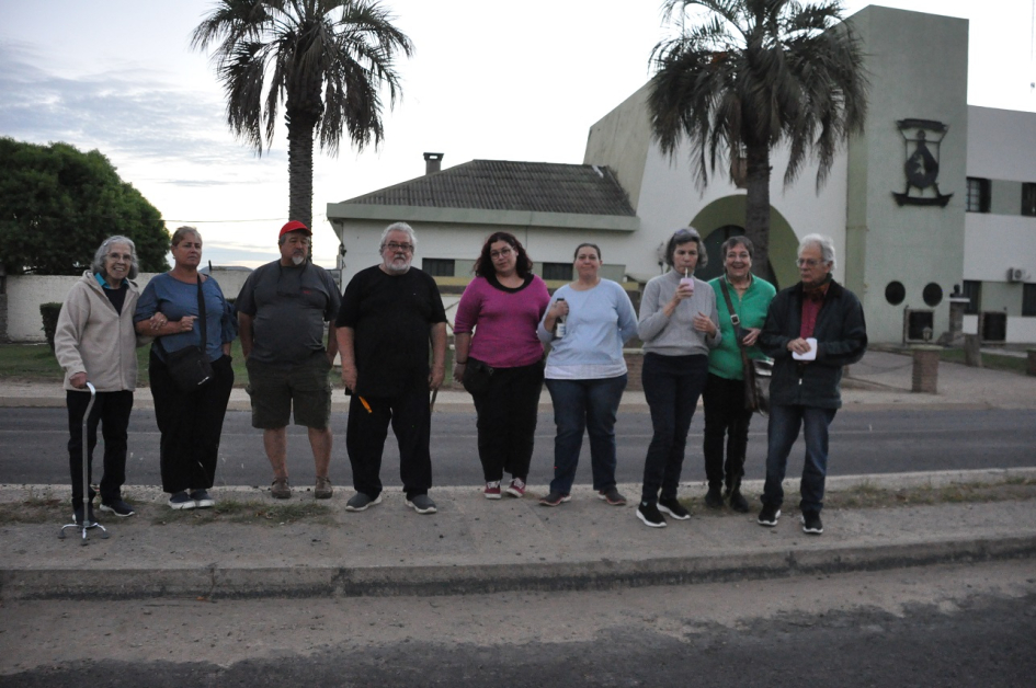 Integrantes del grupo solicitante frente al Batallón de Infantería N° 11. Fuente: Primera página.