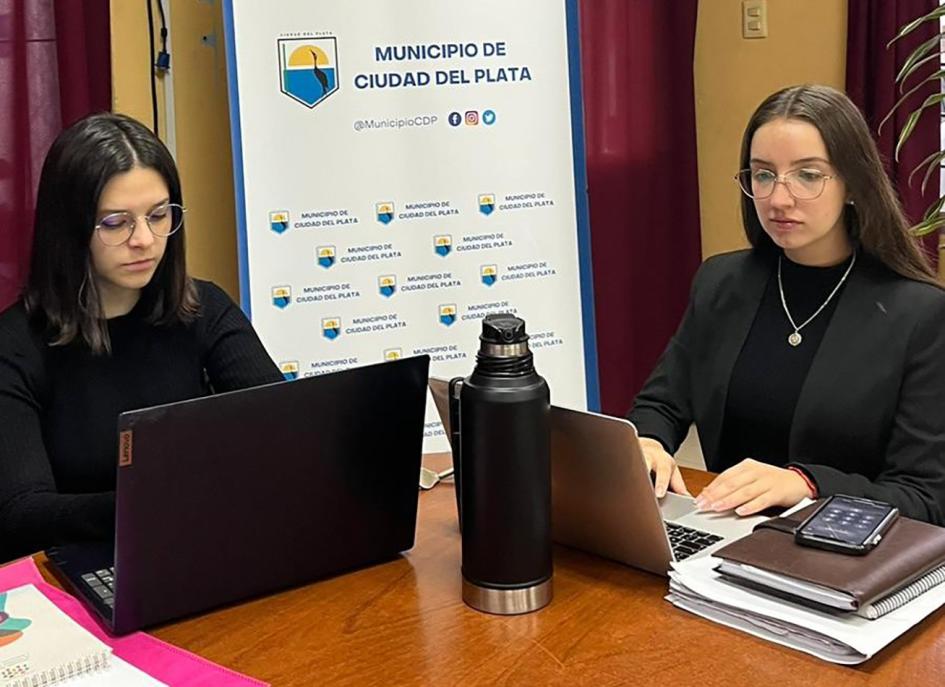 Equipo de trabajo en la Biblioteca del Municipio de Ciudad del Plata