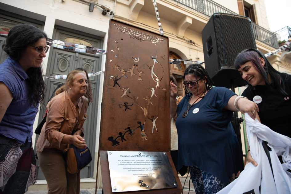 Inauguración de la escultura homenaje sobre la vereda de la guardería.