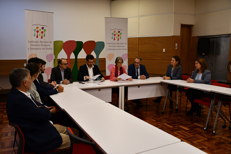 Firma del convenio entre IMPO y la INDDHH