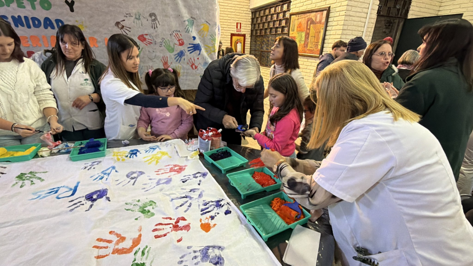 Vista de los participantes construyendo el mural