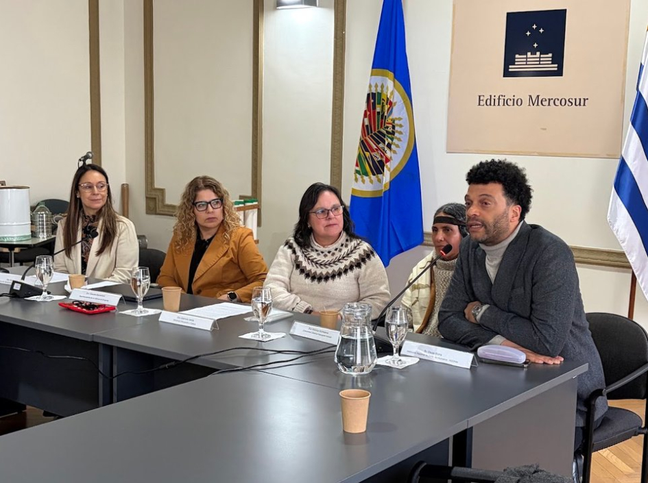 Mesa de apertura, con autoridades institucionales Mesa de apertura, con autoridades institucionales