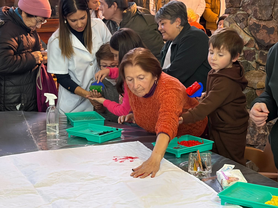 Personas participando de la construcción del mural