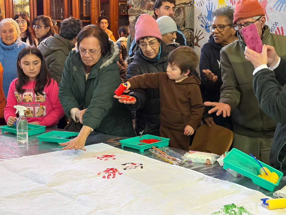 Personas participando de la construcción del mural