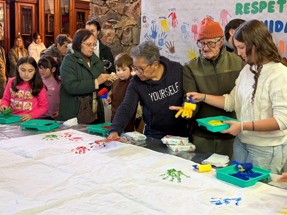 Personas participando de la construcción del mural