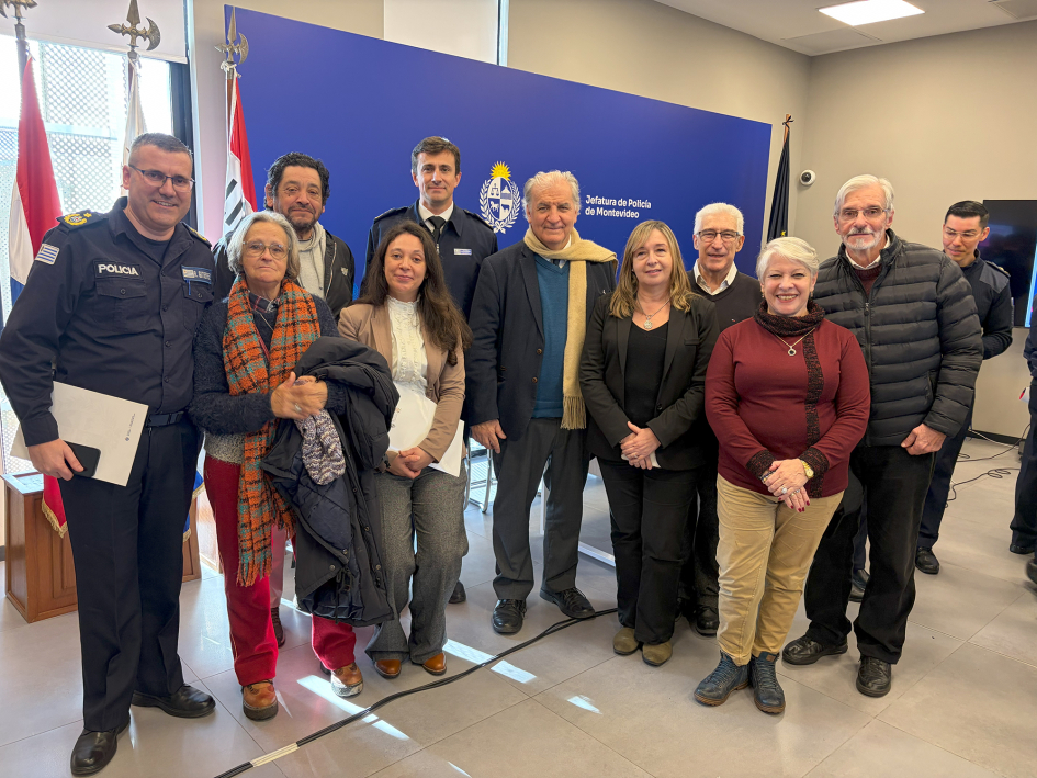 Integrantes de la mesa de trabajo junto a las autoridades institucionales Integrantes de la mesa de trabajo junto a las autoridades institucionales