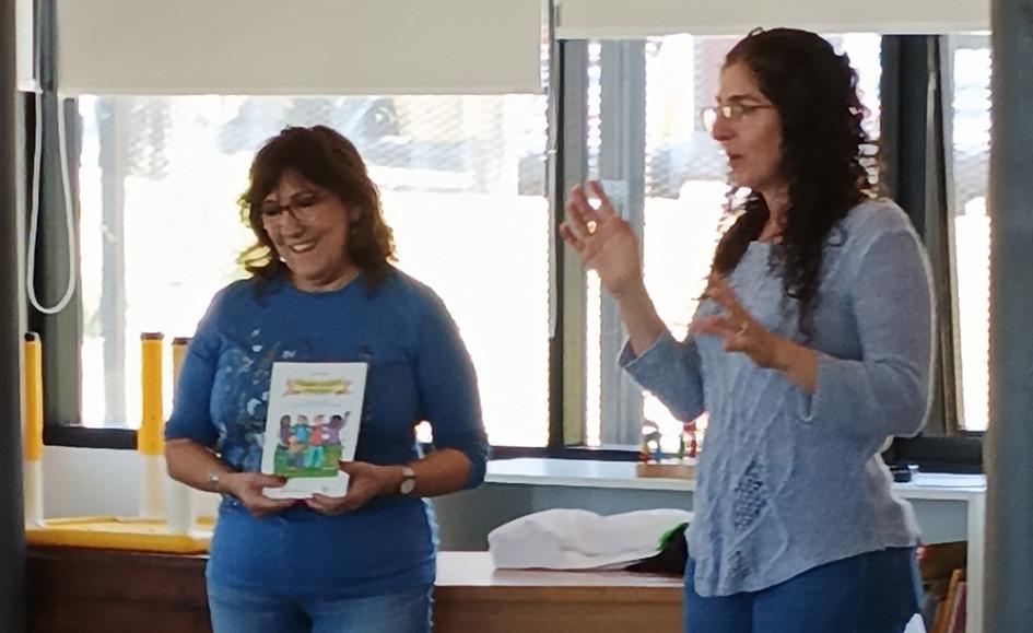 Ma. Celia Robaina de Educación de la INDDHH y Adriana Normey de la Biblioteca de la INDDHH Ma. Celia Robaina de Educación de la INDDHH y Adriana Normey de la Biblioteca de la INDDHH