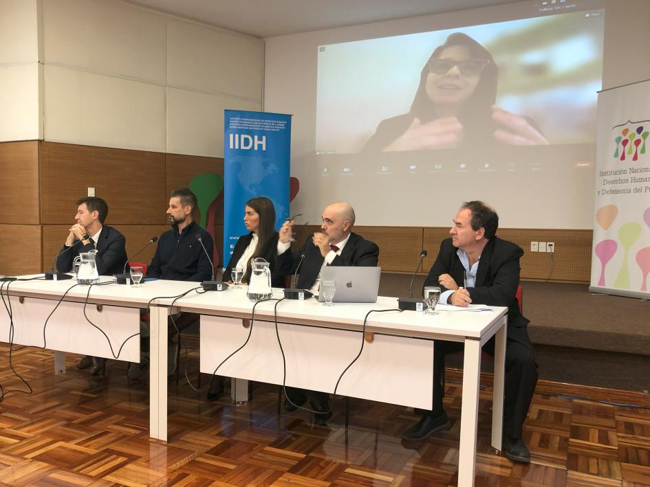 Panel del evento. Panel exponiendo