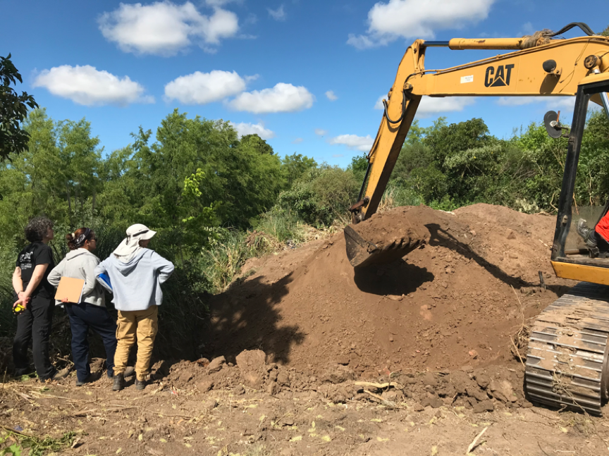 Tareas de excavación con retroexcavadora.