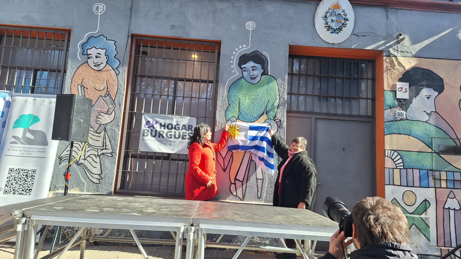 Momento que se descrubre la placa homenaje.
