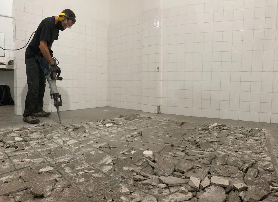 Inicio de la rotura de pisos y contrapiso con la ayuda de un martillo de demolición profesional. Inicio de la rotura de pisos y contrapiso con la ayuda de un martillo de demolición profesional.