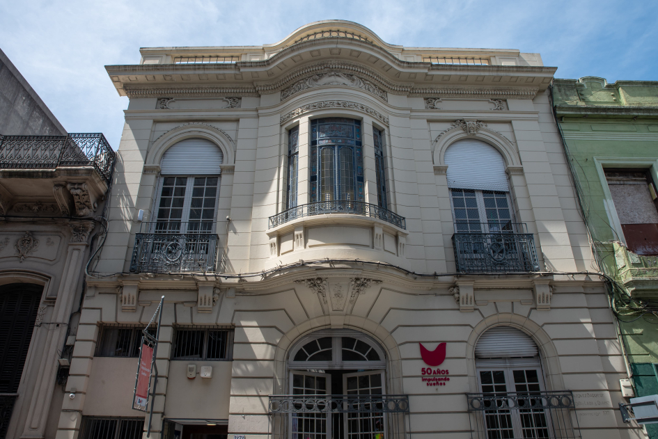 Jardín y Guardería de AEBU. Fotografía: Martín Varela, 2025. Frente del Jardín y Guardería de AEBU.