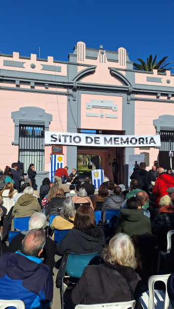 Frente del ex cuartel Maldonado con las personas que escuchan las oratorias de la inauguración.