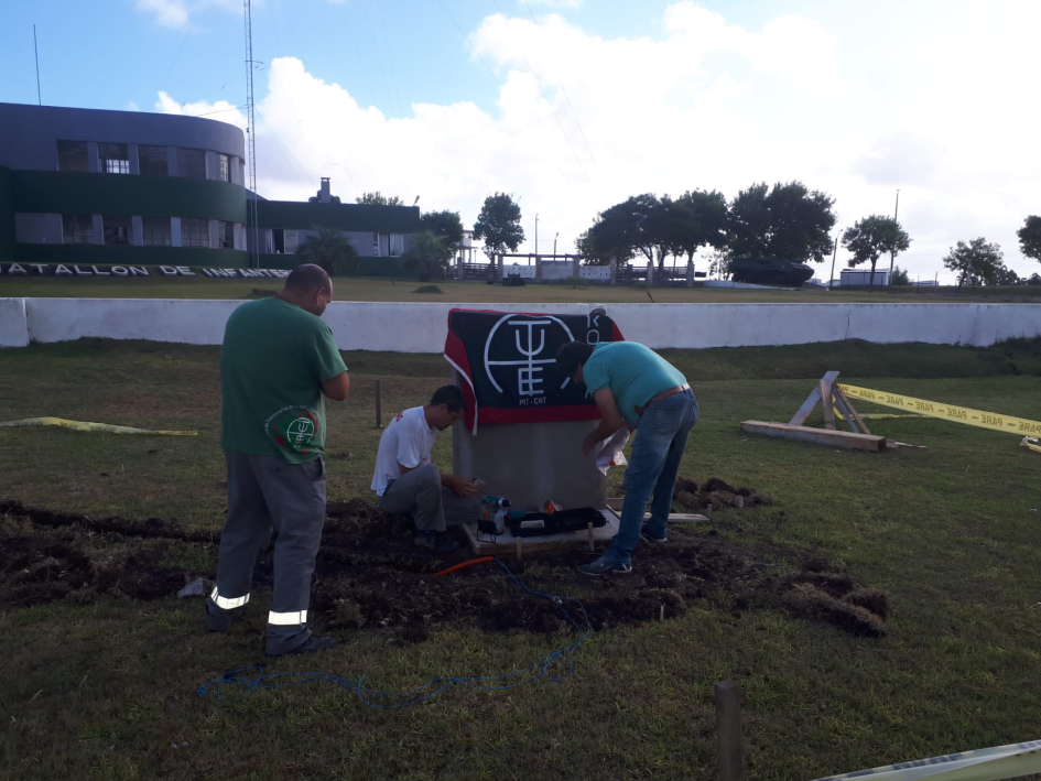 Colocación de placa de memoria en el frente del Batallón de Infantería N° 12. Rocha