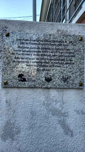 Placa homenaje ubicada en la puerta del Liceo Manuel Rosé de Las Piedras.