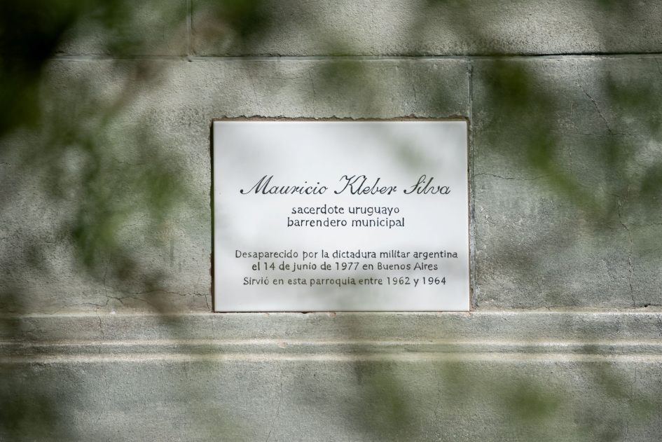 Placa en conmemoración al sacerdoto Kleber Silva
