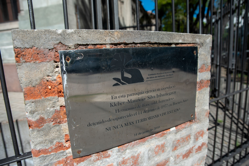 Placa de la Comisión Honoraria de Sitios de Memoria, señalando el lugar como Sito de Memoria.