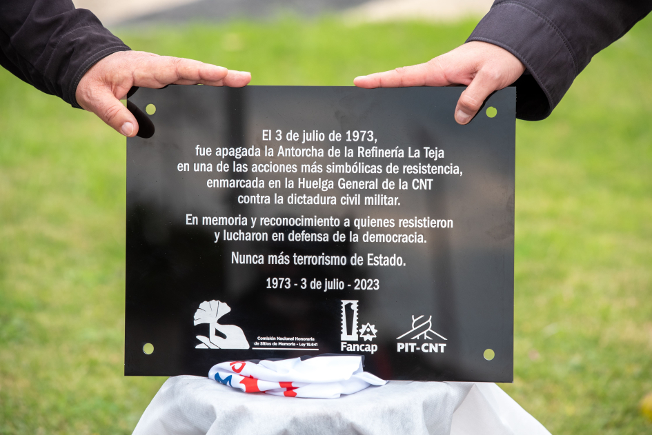 Señalización de Memoria. Refinería de la Teja. Fotografía: Martín Varela, 2025. Señalización de Memoria. Refinería de la Teja. Fotografía: Martín Varela, 2025.