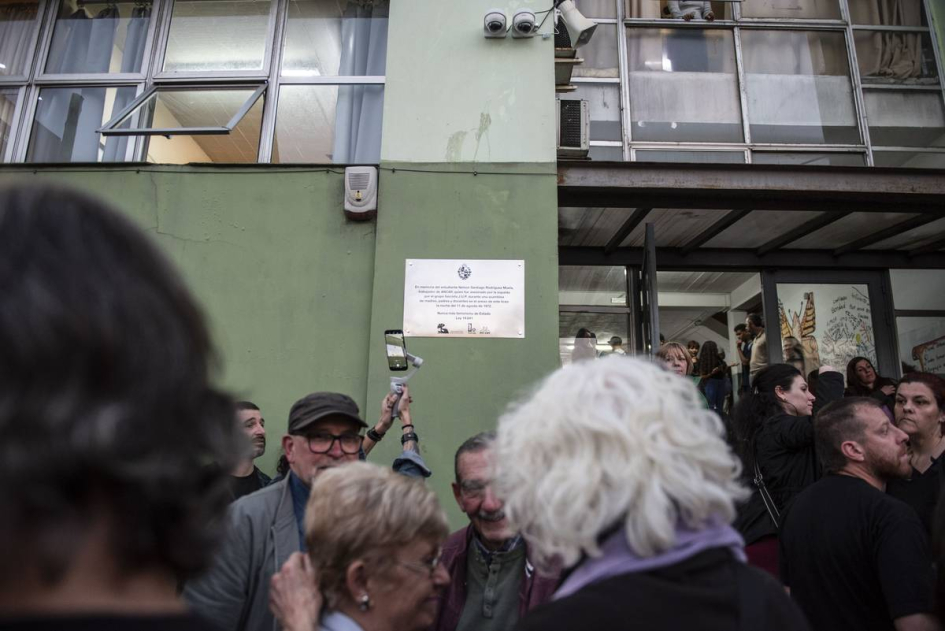 Acto Inauguración de la señalización, Liceo N° 8. Fotografía: Diego Vila, en "La Diaria", 8/10/2025.