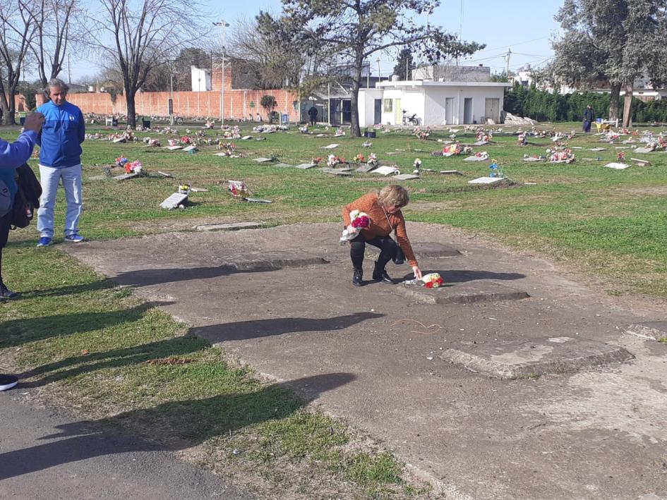 Silvia Pedreira coloca flores en el osario común donde yace su padre